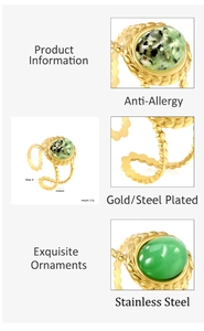 Détails macro d'une bague vintage en acier inoxydable doré avec pierre verte ovale
