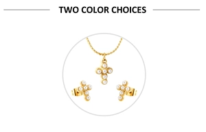 Ensemble détaillé collier croix dorée et boucles d'oreilles perles sur fond blanc