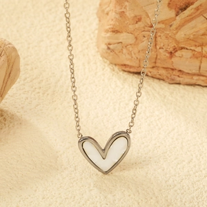 Collana con ciondolo a cuore in argento minimalista con inserto in conchiglia bianca