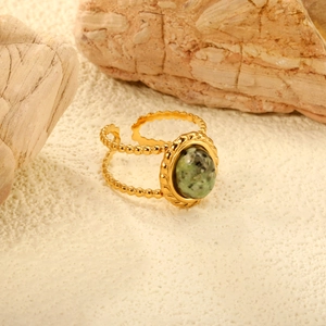Bague réglable dorée avec pierre verte ovale et anneau texturé à double rangée