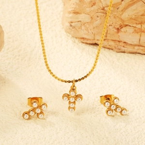 Collier Croix Élégant Et Boucles D'oreilles En Acier Inoxydable Plaqué Or Avec Künstliche Perle Fantaisie Mode Vintage Pour Femme