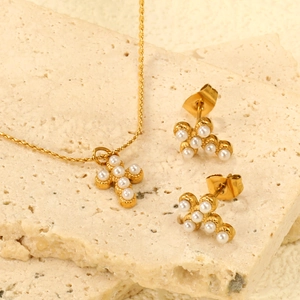 Ensemble élégant collier croix et boucles d'oreilles perles plaqué or 18 carats sur socle