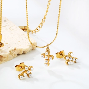 Parure de bijoux croix dorée en acier inoxydable et perles élégantes sur pierre naturelle