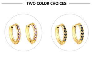 Détail des créoles plaquées or 18 carats avec pierres de zircon violettes et noires