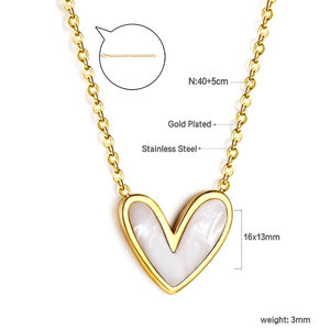 Vue détaillée du pendentif coeur 16x13mm avec chaîne en acier inoxydable plaqué or