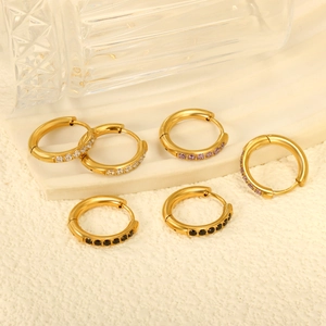 Boucles d'oreilles en acier plaqué or 18K avec zircons blancs, violets et noirs