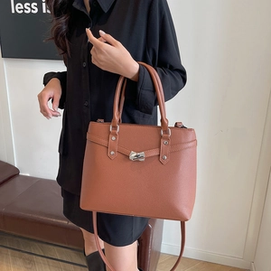 Elegante dunkelbraune Henkeltasche mit Kieselprägung, Drehverschluss und Schultergurt