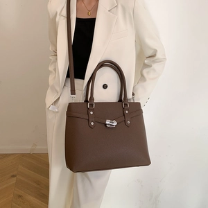 Braune Handtasche mit Litschi-Muster, silbernem Schloss und verstellbarem Schultergurt