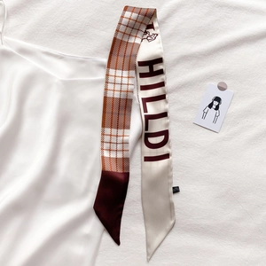 Détail d'un foulard twilly en polyester à carreaux avec imprimé sur caraco en soie