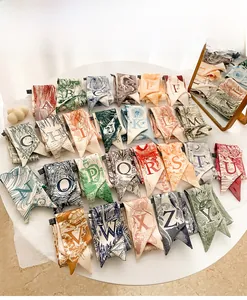 Lot de 26 foulards en soie alphabet avec illustrations vintage sur présentoir