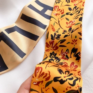 Détail de l'écharpe twilly en soie imprimée avec texture sergée et motifs vintage