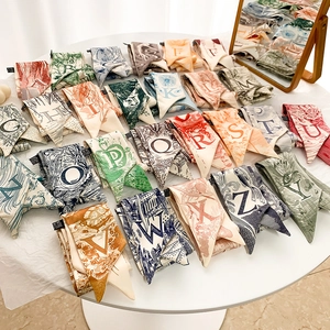 Détails de foulards étroits en soie avec motifs Toile de Jouy et 26 lettres alphabétiques