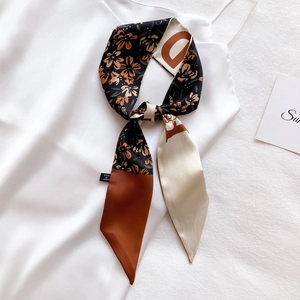 Foulard long et étroit élégant avec motif à carreaux et fleurs pour style féminin