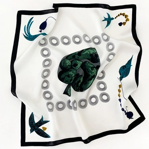 Detail eines Seidenquadrats mit elegantem Blauvogel und geometrischem Ringdruck