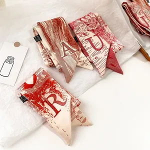 Vue détaillée de trois foulards vintage avec les lettres A, U et R imprimées sur tissu rouge