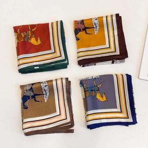 Dettaglio flat lay di quattro set di foulard in seta con motivi equestri classici