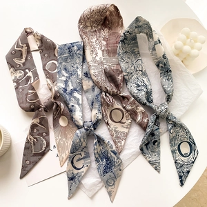Mise à plat de foulards étroits en soie à lettres avec motifs tarot et célestes