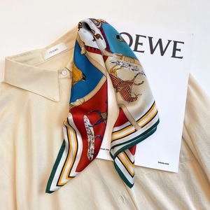 Elegante foulard in seta con stampa equestre su camicia beige con finitura satin