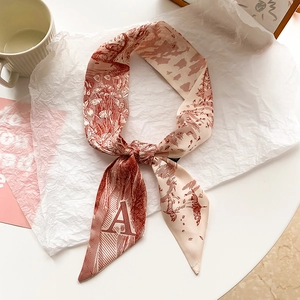 Foulard élégant en soie avec imprimé toile rouge foncé et lettre alphabet A