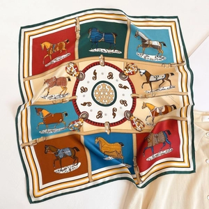 Vista dettagliata di un foulard di seta quadrato con motivi equestri vintage di cavalli