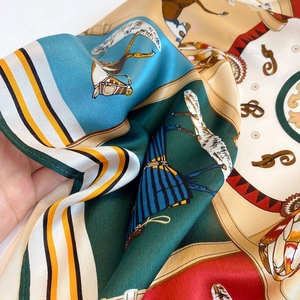 Dettaglio di un foulard in seta premium con motivi di cavalli vintage e ingranaggi