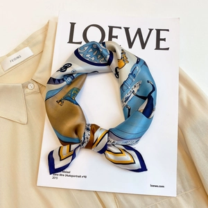Elegante foulard in seta con stampa equestre, emblemi vintage e motivi blu e oro metallico
