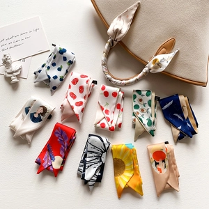 Assortimento di foulard stretti in seta con motivi di frutta e fiori per manici di borse