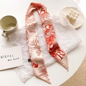 Détail d'un foulard twilly soyeux avec motifs Toile de Jouy rouges et la lettre rouge R