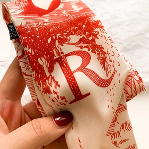 Détail d'un foulard en soie vintage français avec imprimé Toile de Jouy rouge et lettre R
