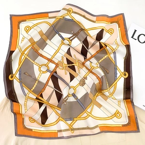Luxuriöses Seidenquadrat mit Reitsportkettenmotiven und elegantem orangefarbenem Rand