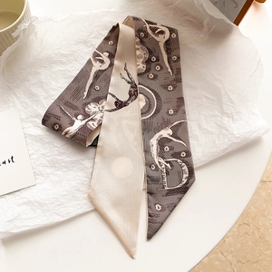 Détail d'un foulard en soie avec la lettre D et des motifs artistiques sur papier froissé