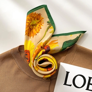 Foulard en soie élégant avec imprimés tournesols jaunes et bordure verte contrastée