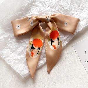 Sottile sciarpa in raso a fiori con illustrazione di moda su carta strutturata