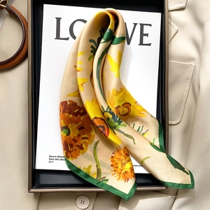 Foulard en soie élégant avec imprimé tournesols et bordures roulées vert foncé