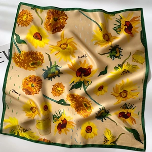 Gros plan du foulard en soie avec imprimé tournesol de Van Gogh et bordure verte cousue