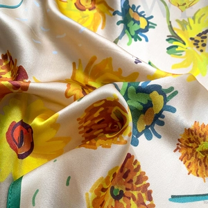 Gros plan du tissu en soie avec texture satinée brillante et imprimé tournesol