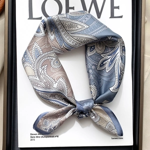 Carré de soie aux motifs paisley bleu sur un magazine de mode minimaliste