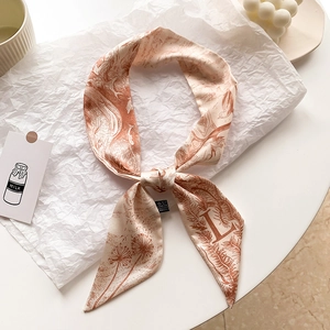 Vue détaillée du foulard étroit ivoire effet soie avec imprimé vintage de la lettre L