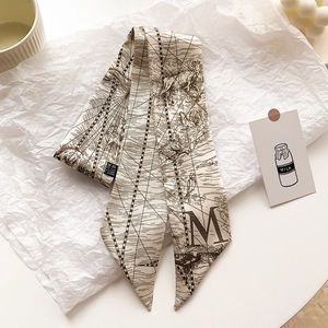 Vue à plat du foulard Twilly crème avec imprimé carte vintage et lettre M