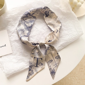 Détail d'un foulard en soie de style français avec motifs d'animaux et de lettres