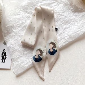 Dettaglio di un foulard twilly crema con foglie verdi e illustrazioni vintage di ragazza