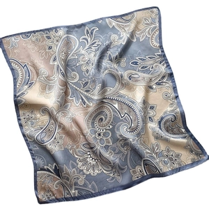 Carré en soie classique avec motifs paisley bleu et champagne sur tissu satiné