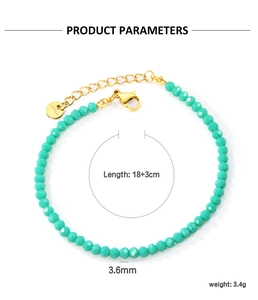 Détail d'un bracelet de perles turquoises avec un fermoir mousqueton plaqué or