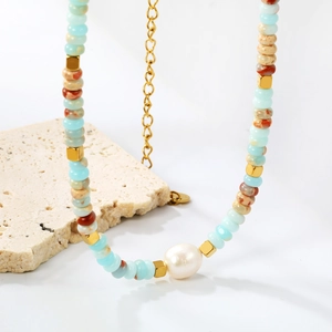 Handgefertigte Perlenkette mit blauem Stein, braunen Perlen und weißer Perle mittig