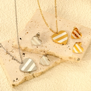 Parure de bijoux avec collier pendentif cœur rayé et boucles d'oreilles en or et argent