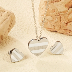 Parure collier et boucles d'oreilles cœur en or 18K avec nacre blanche sur socle en pierre