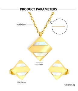 Détail de l'ensemble collier et boucles d'oreilles carrés en nacre avec les paramètres