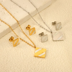 Ensemble bijoux géométriques avec incrustation de coquillages en finitions or et argent