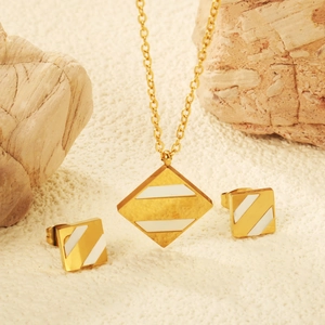 Parure de bijoux géométriques dorés avec pendentifs carrés en nacre blanche et chaîne