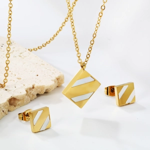 Parure de bijoux pour femme collier et boucles d'oreilles carrés en nacre et acier doré